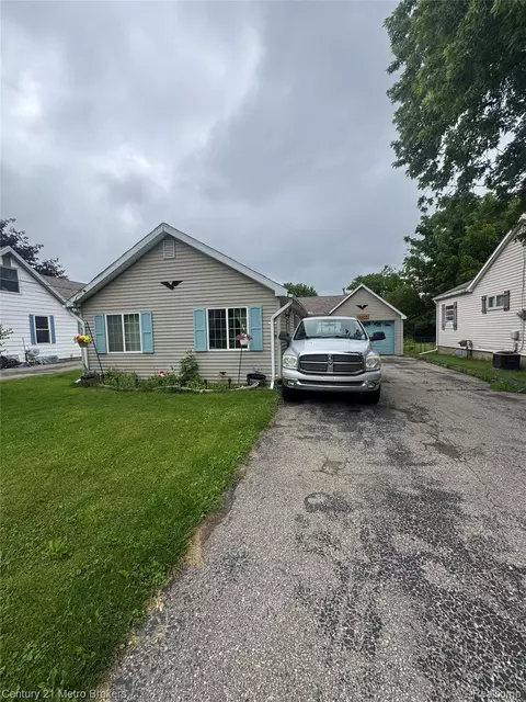 1128 W Parkwood Ave, Flint, MI 48507