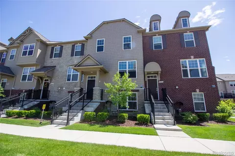 2940 Glenbar Cir, Rochester Hills, MI 48307
