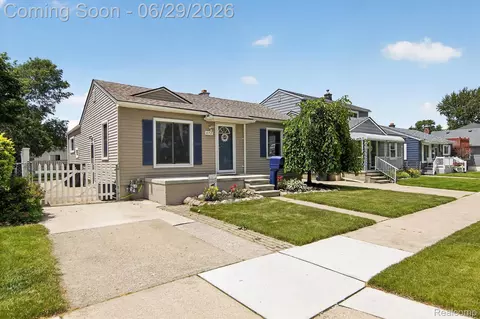 672 8th St, Wyandotte, MI 48192
