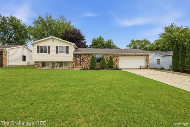 1448 Greenview Dr, Grand Blanc, MI 48439