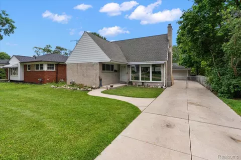 28740 Garfield St, Roseville, MI 48066