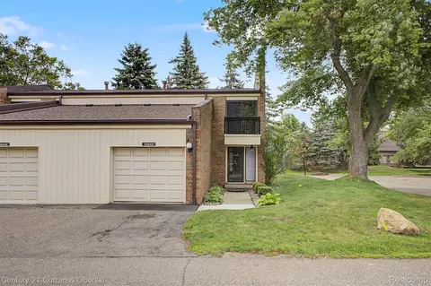 18240 University Park Dr, Livonia, MI 48152