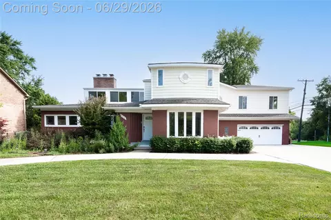 622 Sunningdale Dr, Grosse Pointe Woods, MI 48236