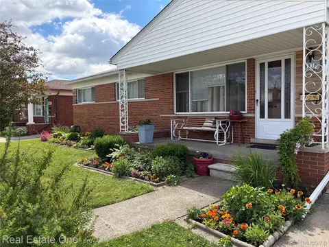 8318 Stanley Dr, Warren, MI 48093