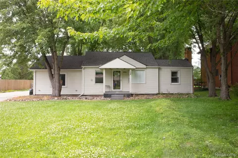 39751 Sylvia St, Harrison, MI 48045