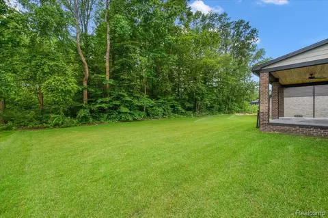 24318 Tullymore Dr, Macomb, MI 48042 photo 11
