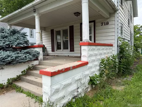 Exterior - 718 River St, Owosso, MI 48867 photo 5 of 8