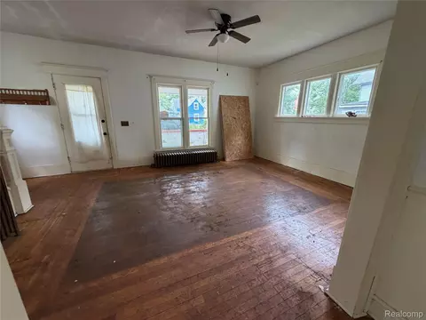 Living - 718 River St, Owosso, MI 48867 photo 2 of 2