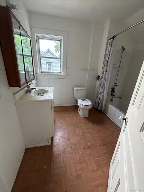 Bath - 718 River St, Owosso, MI 48867 photo 2 of 3