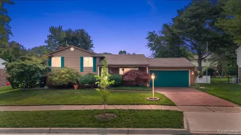 15433 Richfield St, Livonia, MI 48154