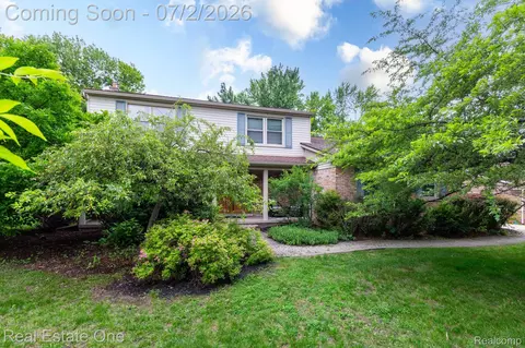 6011 Walker Dr, Troy, MI 48085