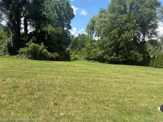 3061 Auburn Rd, Auburn Hills, MI 48326