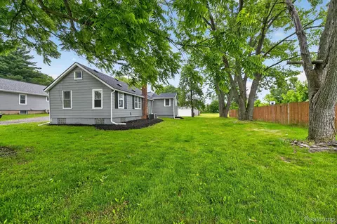 2931 Grant Rd, Rochester Hills, MI 48309