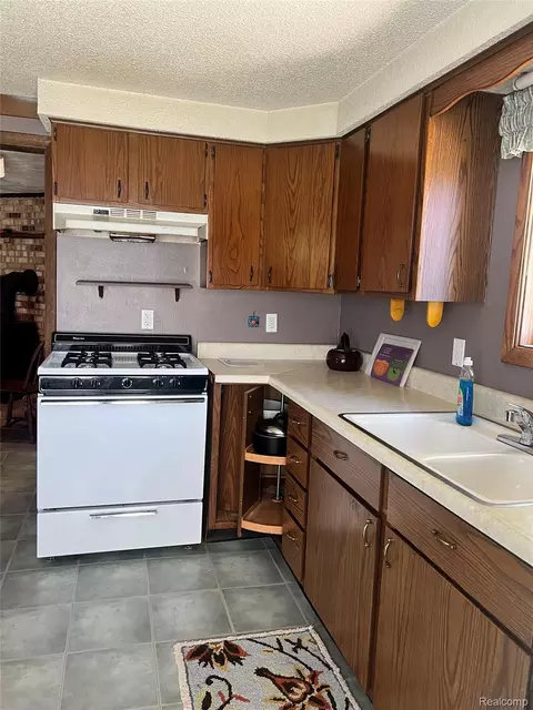 Kitchen - 3567 Coveview Dr, Hill, MI 48635 photo 2 of 2