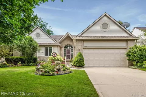 7671 Vamoco Dr, Waterford, MI 48327