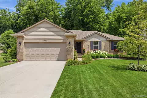 29939 Sugar Creek Dr, Chesterfield, MI 48047