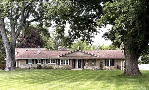 1360 Kra Nur Dr, Burton, MI 48509