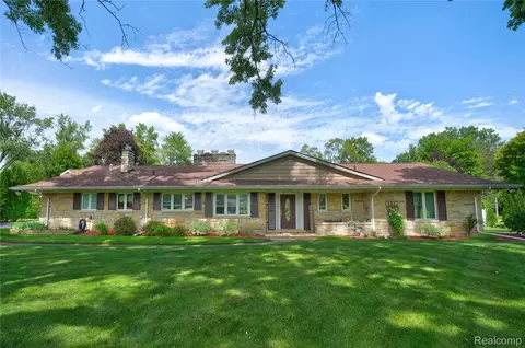 1360 Kra Nur Dr, Burton, MI 48509