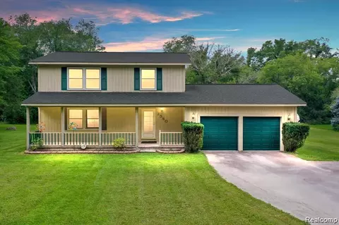 2580 Harvest Hl, Brighton, MI 48114