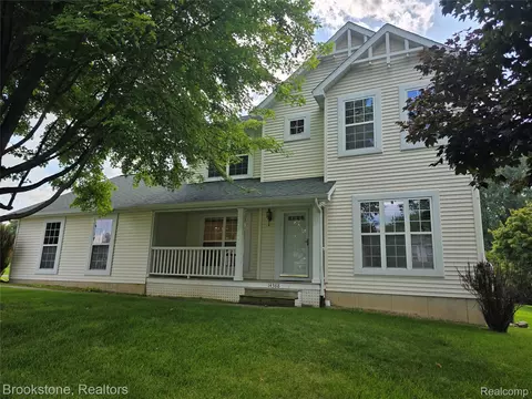14388 Oak Leaf Trl, Fenton, MI 48451