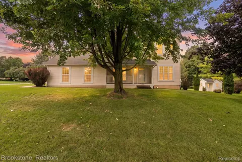 14388 Oak Leaf Trl, Fenton, MI 48451