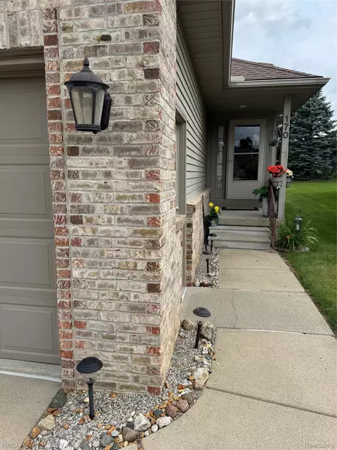 170 Creekwood Cir #43, Linden, MI 48451