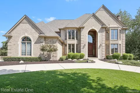 1642 Stony Creek Dr, Rochester, MI 48307