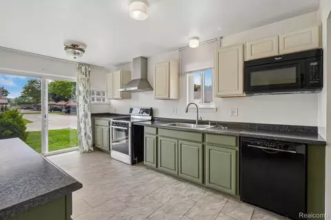 8401 18 Mile Rd #112, Sterling Heights, MI 48313
