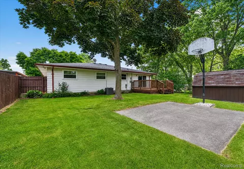 2721 Edgefield Dr, Waterford, MI 48328