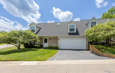 1074 Sandpiper Dr, Waterford, MI 48328