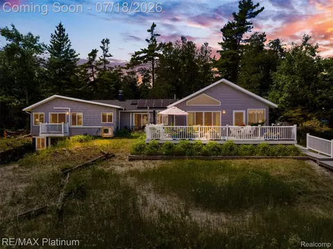 33090 E Side Dr, Peaine, MI 49782