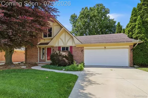 19714 Rosin Dr, Clinton Township, MI 48038