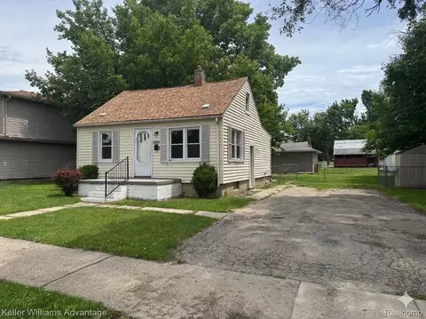 25858 Leach St, Roseville, MI 48066