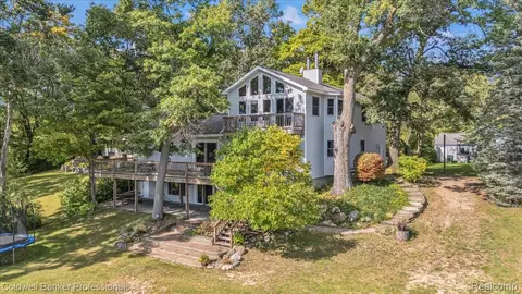 1325 Elkhorn Lake Rd, Orion, MI 48362
