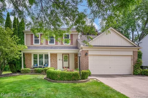 606 Whitney Dr, Rochester Hills, MI 48307