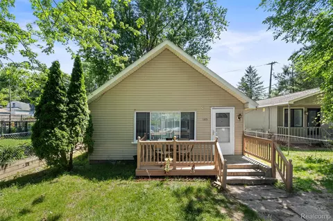 1325 E Lake Dr, Novi, MI 48377