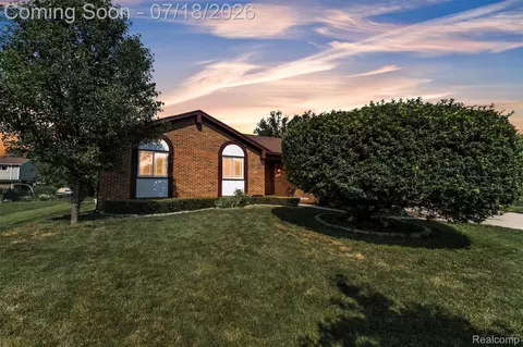 33 Foxboro Dr, Rochester Hills, MI 48309