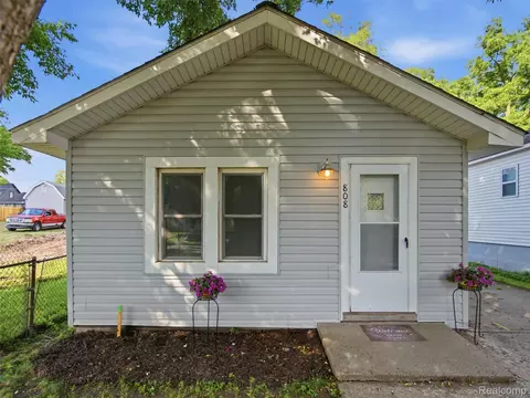 808 Corwin Ct, Pontiac, MI 48340