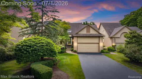 4860 Lagoons Cir, West Bloomfield, MI 48323