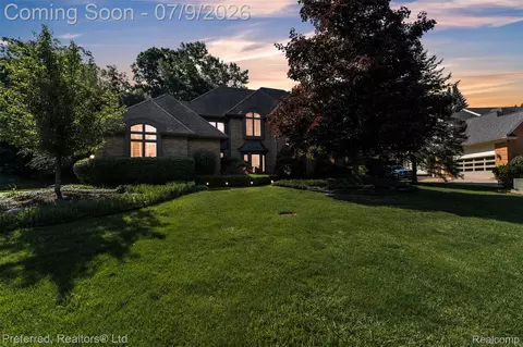 17649 Rolling Woods Cir, Northville, MI 48168