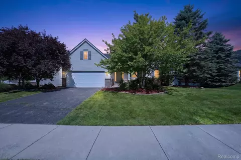 860 Island Lake Dr, Oxford, MI 48371