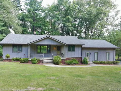 5211 Strawberry Lake Rd, Whitmore Lake, MI 48189