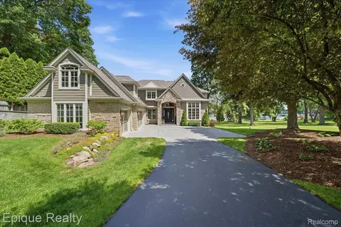 4312 Sashabaw Rd, Waterford, MI 48329
