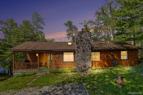 9516 E Gaylanta Dr, Vienna, MI 49709