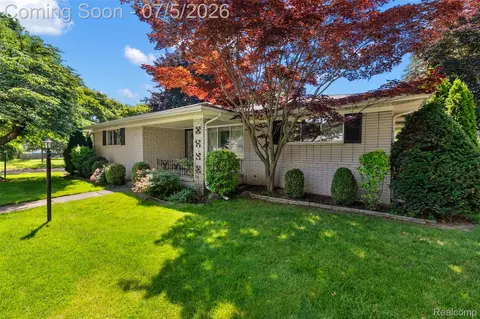 17048 Harbor Hill Dr, Clinton Township, MI 48035