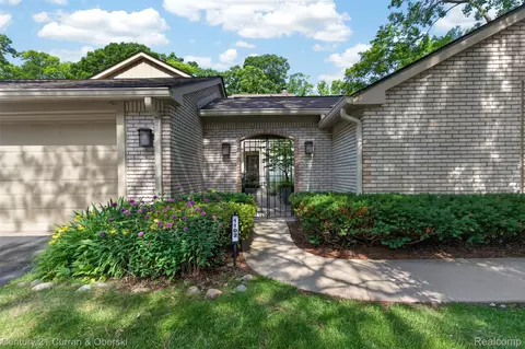 1102 Hillpointe Cir, Bloomfield Hills, MI 48304