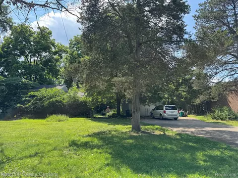 3090 Massena St, Commerce, MI 48382