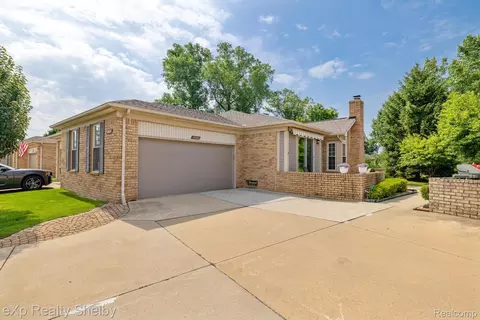 17680 Port Salem Dr #37, Macomb, MI 48044