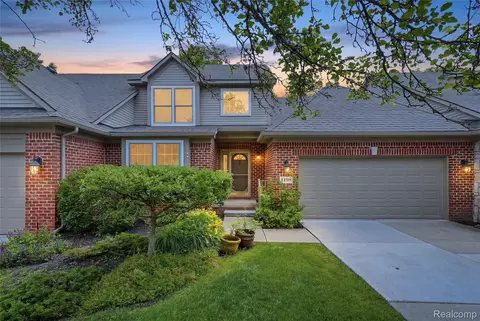 1195 Wind Chime Dr, Waterford, MI 48327