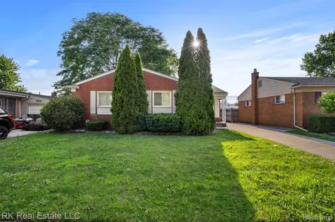 31743 Courtland St, Saint Clair Shores, MI 48082